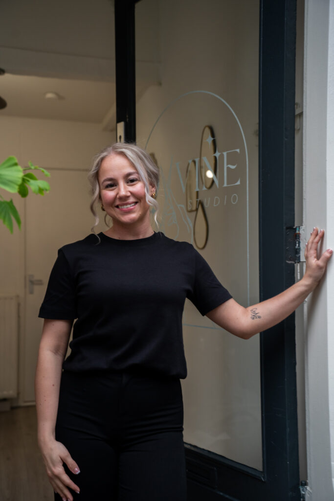 Kapster Dyon bij de ingang van Dyvine Studio aan de Stikke Hezelstraat in Nijmegen