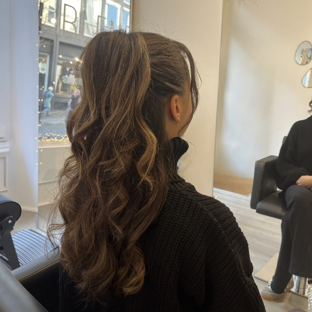 Lang haar met slag en highlights na een behandeling bij Dyvine Studio