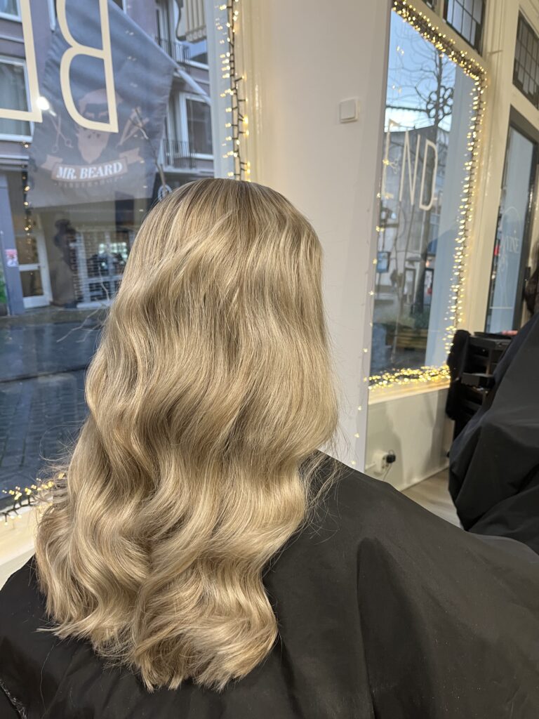 Blond haar met losse slag na föhnen bij Dyvine Studio