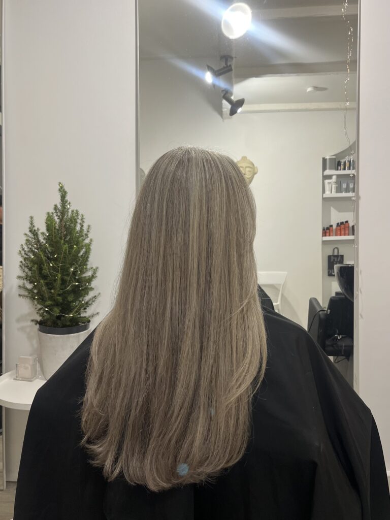 Lang blond haar na knippen bij Dyvine Studio Nijmegen